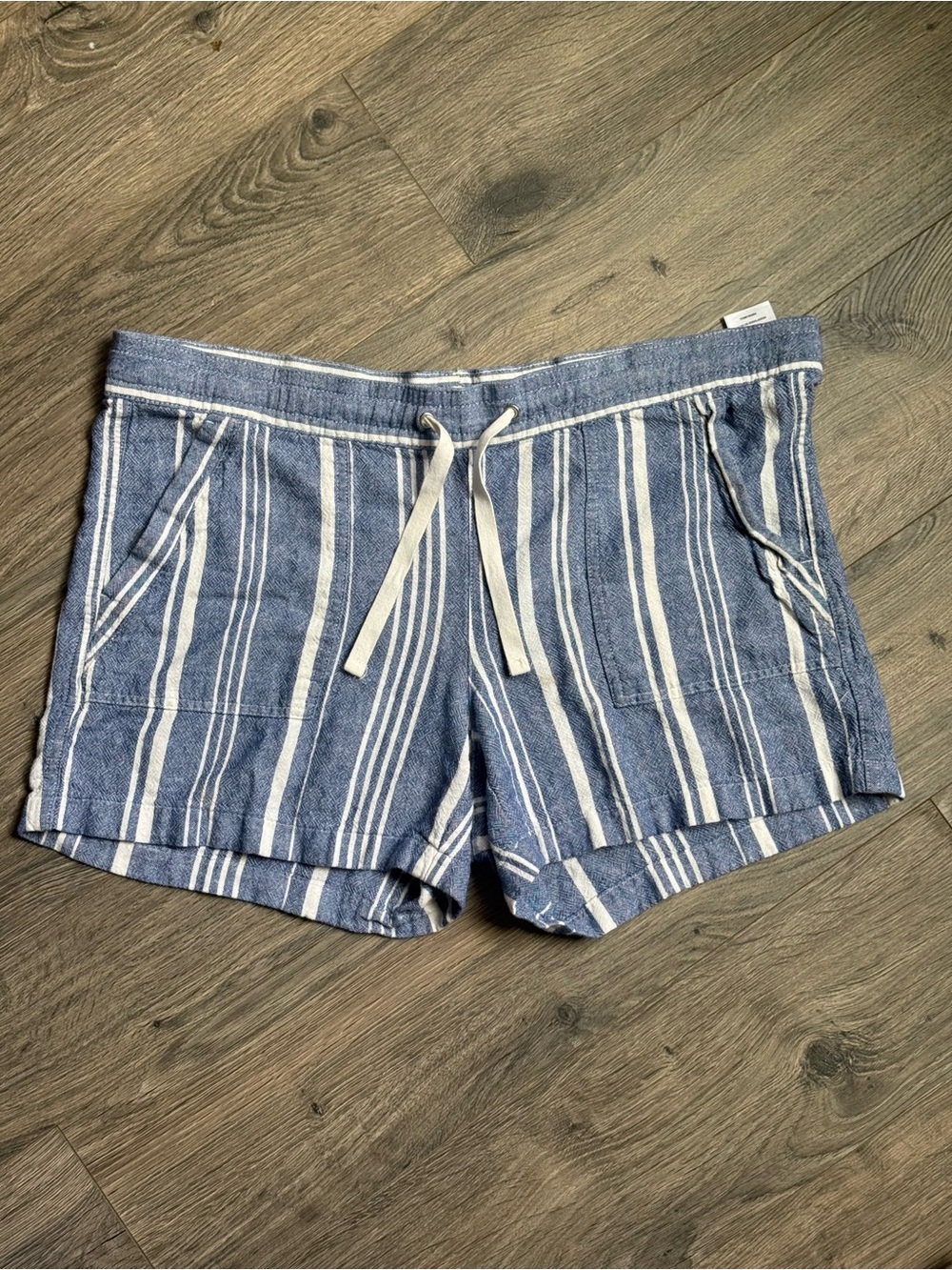 Nautica women’s blue and white striped shorts in size Medium. Lightweight linen/